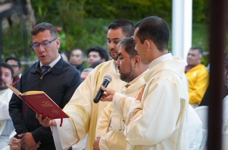 El padre Julio Navarro, SDB, y el hermano Gabriel Vásquez, SDB, renovan sus votos religiosos durante la eucaristía en acción de gracias por su 25 aniversario de profesión, en la Parroquia El Espíritu Santo, Ciudad de Guatemala.