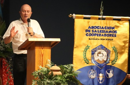 El padre Walter Jara, SDB, durante su conferencia sobre la espiritualidad de San Francisco de Sales, en el Sal&oacute;n Domingo Savio de la Bas&iacute;lica Don Bosco.