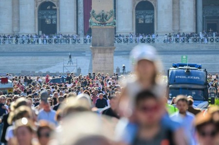Fieles de todo el mundo se congregan en San Pedro para dar su último adiós a Francisco.