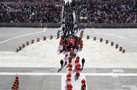 Con profundo respeto, el féretro del papa Francisco es llevado a la Basílica de San Pedro, donde miles de fieles podrán rendirle homenaje antes de la misa de exequias el 26 de abril de 2025. Fotografía de Vatican Media Divisione.