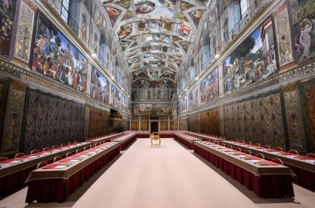  Con la mirada puesta en el Espíritu Santo y bajo la majestuosidad de la Capilla Sixtina, este salón se convierte hoy en el epicentro de la Iglesia Católica al iniciarse el sagrado proceso del Cónclave para elegir al nuevo Sucesor de Pedro. Un momento de profunda oración y discernimiento para los cardenales electores.