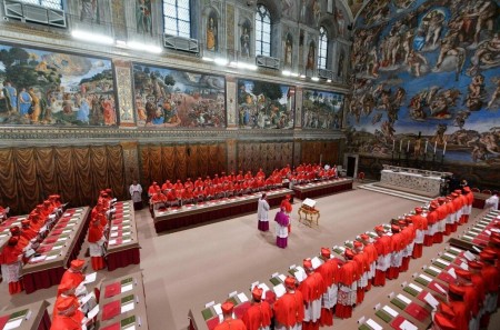  Tras la solemne procesión y el juramento, el "Extra Omnes" marca el inicio del Cónclave en la Capilla Sixtina, donde 133 cardenales electores se disponen a elegir al nuevo Sucesor de Pedro.