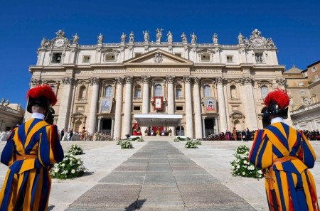 La canonización de Carlo Acutis y Pier Giorgio Frassati recuerda al mundo que la santidad es posible en la juventud: dos corazones enamorados de Jesús que, con alegría y entrega, nos invitan a vivir la vida como una obra maestra orientada hacia lo alto. Fotografía de Vatican Media.