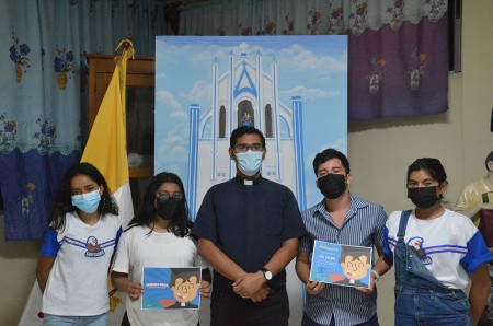 El P. Alejandro Lacayo, sdb. junto a los jóvenes participantes del  "Emboscados" local de Masaya, Nicaragua