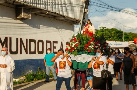 Procesión con el Sagrado Corazón de Jesús en la parroquia San Benito, Petén.