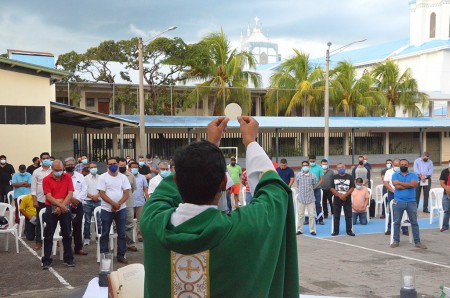 Padres de familia del Colegio Salesiano San Juan Bosco en su retiro espiritual.
