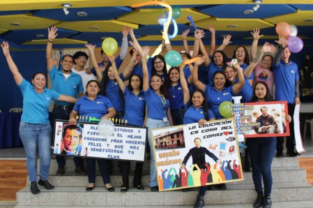 El Taller de Diseño Gráfico y Sublimación celebró con entusiasmo su triunfo en el Bosconario 2025 del CFP San Juan Bosco, tras vencer en la final al equipo de Panadería.