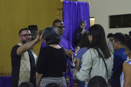 Feligresía reciben la imposición de la ceniza, signo de conversión y renovación espiritual al inicio de la Cuaresma en el Centro Don Bosco, Pérez Zeledón.