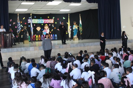 El padre director, Manuel Guerra, SDB, dirige un mensaje de bienvenida y &aacute;nimo a los estudiantes durante la jornada inaugural del a&ntilde;o escolar 2026.