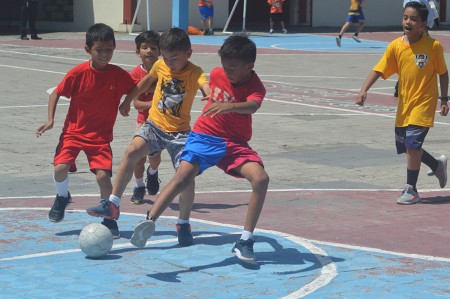 El ambiente de alegría se vive a través del deporte.