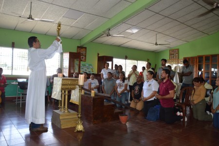 Colaboradores del Colegio Salesiano San Juan Bosco participan en un momento de adoración al Santísimo Sacramento, fortaleciendo su fe y compromiso con la misión salesiana.