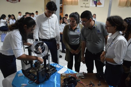 Estudiantes del Colegio Salesiano San Juan Bosco presentan y defienden su proyecto de fin de curso ante el jurado, destacando la innovación y el uso de tecnología Arduino en su propuesta.