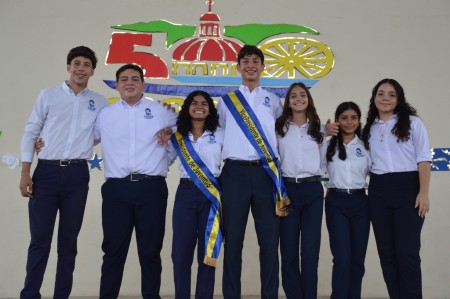Los estudiantes del Gobierno Estudiantil 2025 del Colegio Salesiano de Granada, comprometidos con su misión de liderazgo y servicio, tras su juramentación.