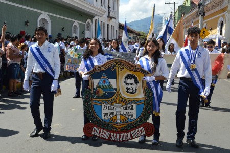 El desfile central recorrió las principales calles de la ciudad colonial, en la celebración de los aniversarios de los aniversarios de la Batalla nacional de San Jacinto y la Independencia de Centroamérica.