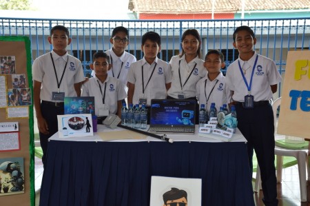 Estudiantes del Colegio Salesiano San Juan Bosco presentan orgullosamente su proyecto de bastón inteligente para invidentes en la Feria de Tecnología. 