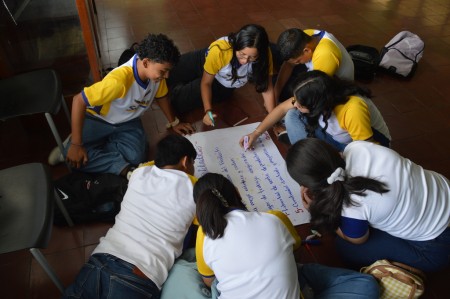 Estudiantes trabajando en equipo, aplicando las habilidades blandas aprendidas en el taller.