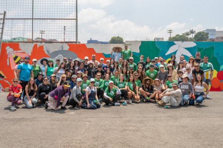 Estudiantes de CEDES Don Bosco posan junto al mural ecológico que pintaron, una obra que resalta la flora y fauna de Naranjo y promueve la conciencia ambiental a través del arte.
