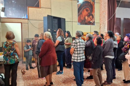 Miembros del grupo &ldquo;Ancianitas de San Jos&eacute;&rdquo; participan con devoci&oacute;n en el rezo del Santo Viacrucis.
