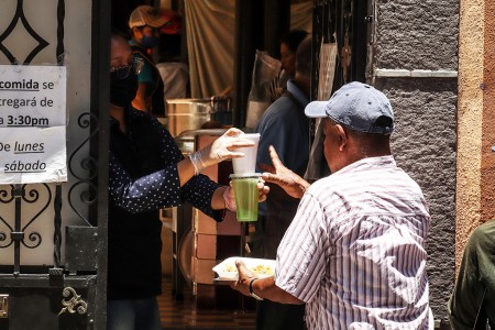 Ésa es la verdadera “limosna”. Sentir las carencias y sufrimientos de los demás; saber “perder tiempo” con ellos, escucharlos, acompañarlos, ayudarlos. / Foto: Cathopic-Cáritas San Luis Potosí.