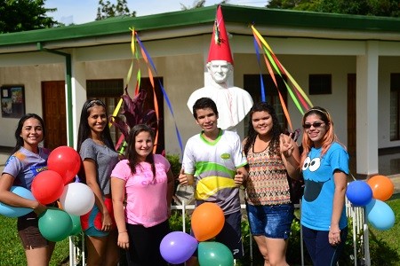 Jovenes engalanando a Don Bosco