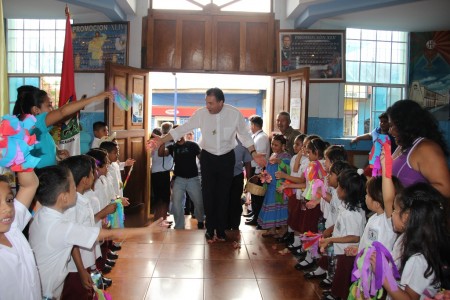 Don Ángel en la entrada del Colegio Don Bosco de Masaya.