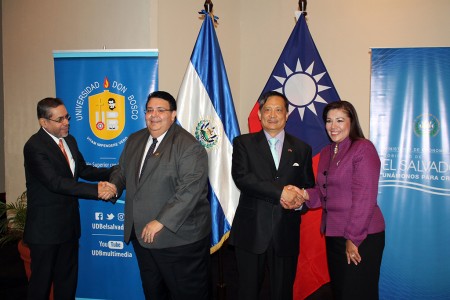 Representantes de UDB y Ministerio de Economía. 