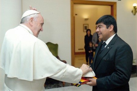 Francisco regaló uno de sus solideos al CFP Bartolomé Ambrosio. 