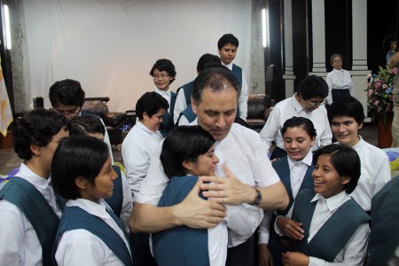 Don Ángel compartió con las Hijas del Divino Salvador.