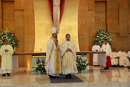 P. Carlos Hernández SDB junto Mons. Elías Rauda.