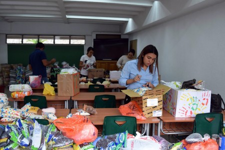 Jóvenes voluntarios ordenando las donaciones en la UMES. 