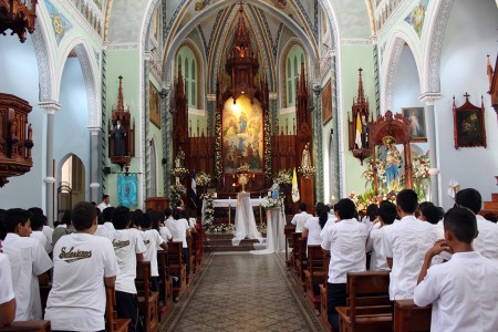 Adoración eucarística por los jóvenes. 