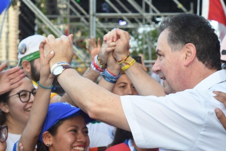 Don Ángel recibido cariñosamente por un grupo de jóvenes en la fiesta mundial del MJS.