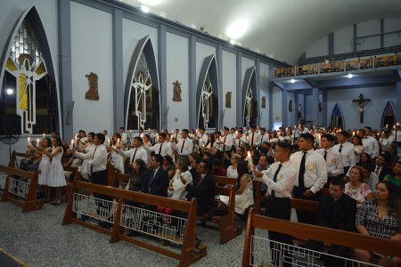 Jovenes recibiendo el sacramento