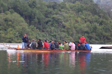 Lanchas sirven de transporte para trasladar a los habitantes que han quedado al otro extremo de la inundación.