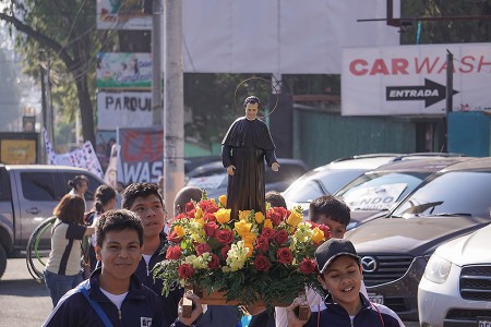 Alumnos del Centro Escolar Miguel Magone durante la procesión de Don Bosco.