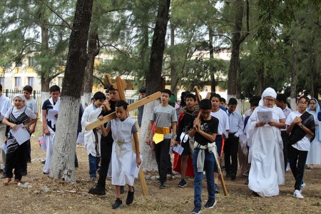  Vía Crucis dramatizado por alumnos de 7° grado.