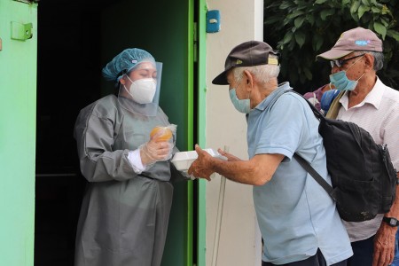 Decenas de personas han hecho sus donaciones económicas y de alimentos en beneficio de los ancianitos que frecuentan el comedor. 