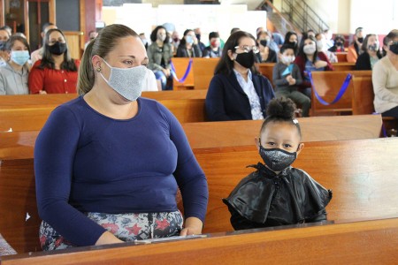 Los  más pequeños muestran su amor a Don Bosco.