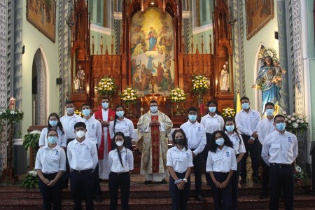 Los jóvenes fueron ungidos con el aceite del Santo Crisma, signo de la gracia y la fortaleza espiritual que viene del Espíritu Santo. / Foto: Hno. Roberto Laniado, sdb.