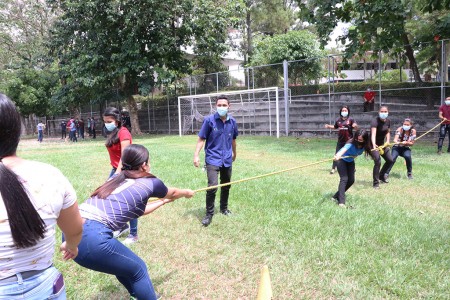 Los jóvenes demuestran su esperanza participando con alegría en los juegos.