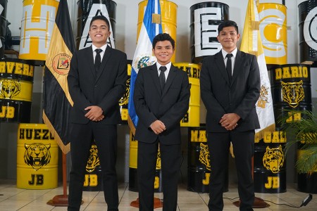 Los tres candidatos posaron después del debate. De Izq. a dcha. Carlos Contreras, represente de Sistemas Informáticos, Mario Cachón, representante de bachillerato General (presidente electo) y Carlos Ramos de la coalición Diseño Gráfico, Electrónica y Electromecánica.