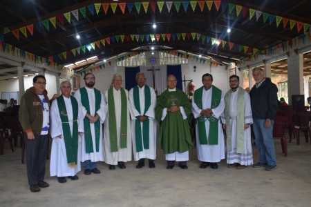 La comunidad salesiana misionera de Carchá junto al obispo de Verapaz.