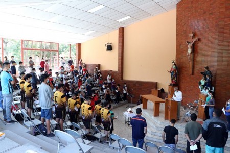 Momento de celebración de la Palabra para dar inicio nuevamente al Oratorio.