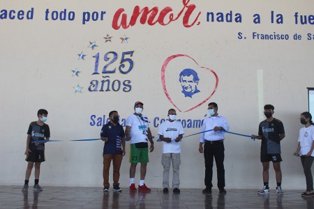 Los niños y jóvenes del oratorio disfrutan de los campeonatos de fútbol.