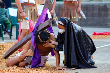 Estudiantes de primaria y jóvenes de la promoción del Colegio Salesiano San José prepararon un vía crucis escenificado.