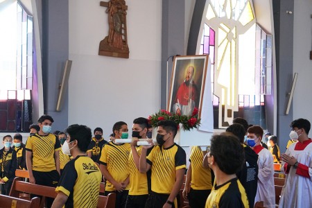 San Juan Bosco se inspiró en el carisma de San Francisco de Sales de él proviene el nombre de la Congregación Salesiana.