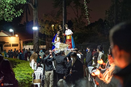 La feligresía participó con devoción en la Eucaristía de Navidad.