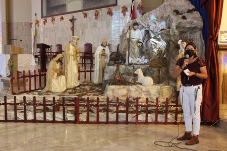 Personal administrativo de CEDES ofrece sus oraciones al niño Jesús.