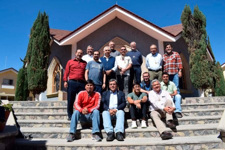 El Salesiano Coadjutor es una persona consagrada, un religioso laico, que vive en la comunidad religiosa junto con sacerdotes o diáconos salesianos. 