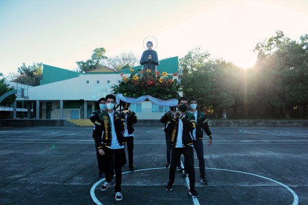 Jóvenes del Colegio Salesiano San José festejaron a Don Bosco con toda la gala de la fiesta.